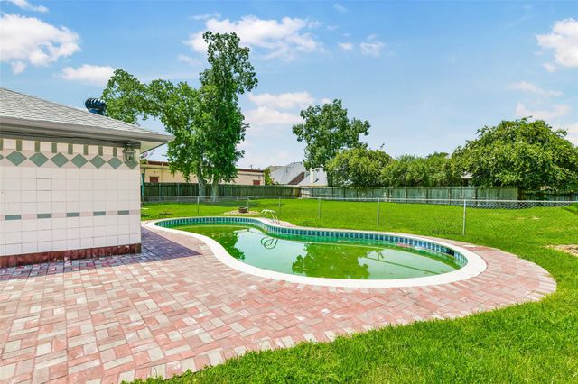 201 Amber Lane, League City, TX 77573