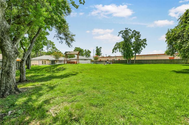 201 Amber Lane, League City, TX 77573