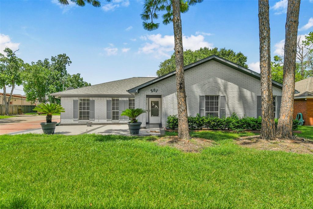 201 Amber Lane, League City, TX 77573