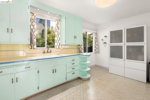 7542 Valentine St, Oakland, CA 94605