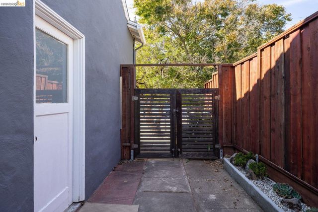 7542 Valentine St, Oakland, CA 94605