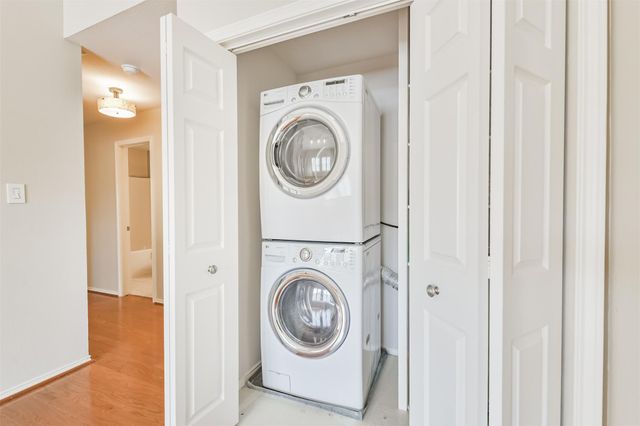 718 Redwing Place Drive, Houston, TX 77009