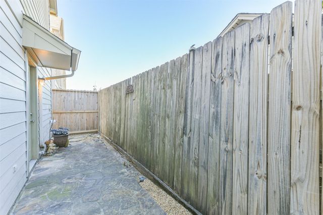 718 Redwing Place Drive, Houston, TX 77009