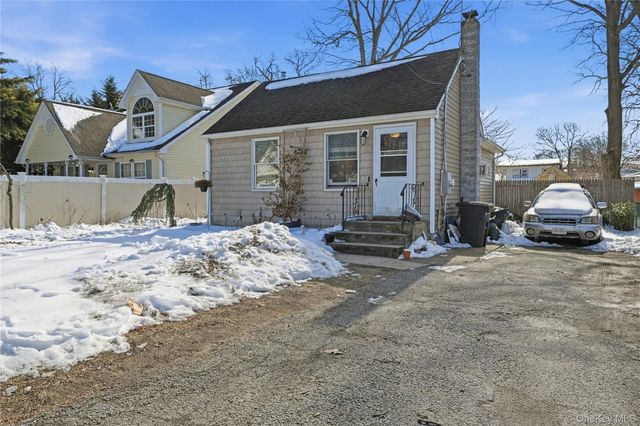 36 Woodlawn Avenue, Selden, NY 11784