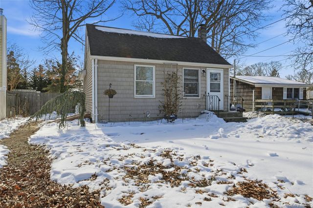 36 Woodlawn Avenue, Selden, NY 11784