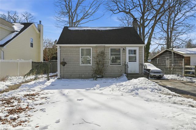 36 Woodlawn Avenue, Selden, NY 11784