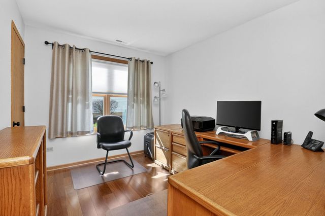 2340 Appleby Drive, Wheaton, IL 60189