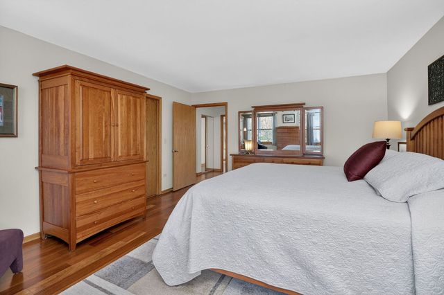 2340 Appleby Drive, Wheaton, IL 60189