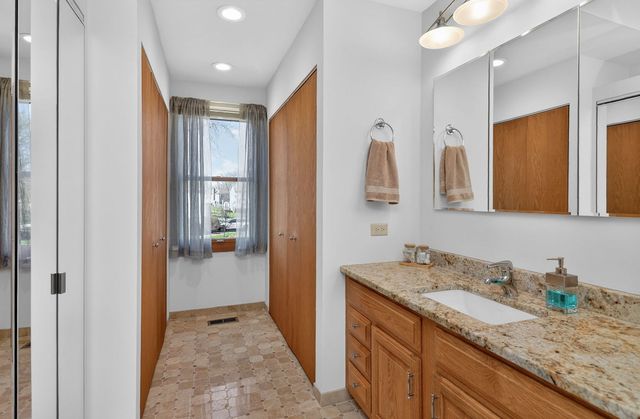 2340 Appleby Drive, Wheaton, IL 60189