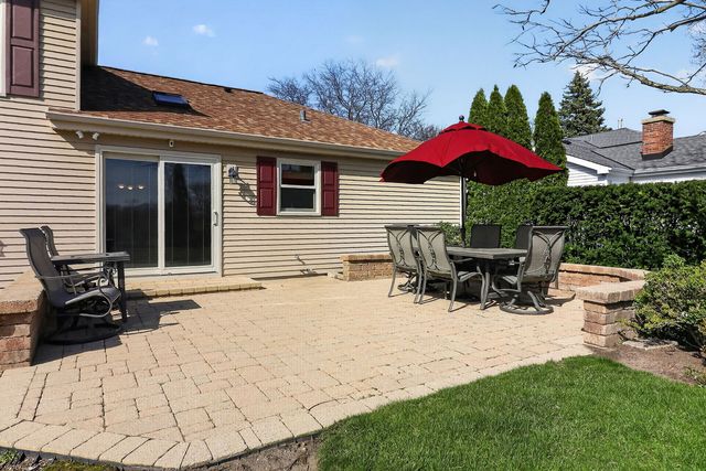 2340 Appleby Drive, Wheaton, IL 60189