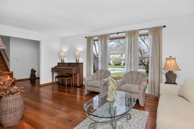 2340 Appleby Drive, Wheaton, IL 60189