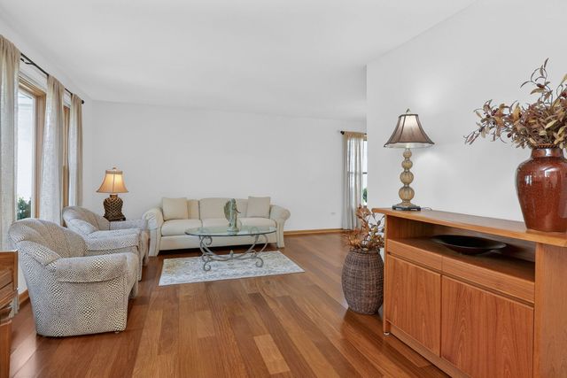 2340 Appleby Drive, Wheaton, IL 60189