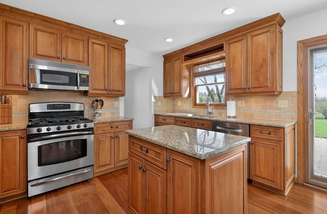 2340 Appleby Drive, Wheaton, IL 60189