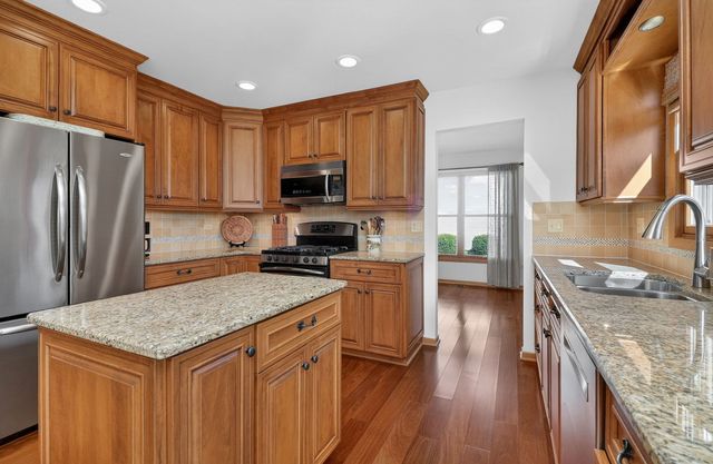 2340 Appleby Drive, Wheaton, IL 60189