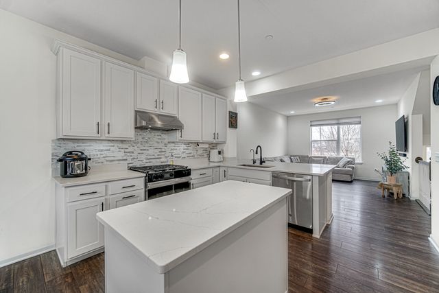 3S528 Cambridge Court, Warrenville, IL 60555