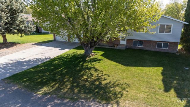 210 NW Wilson Circle, Mountain Home, ID 83647