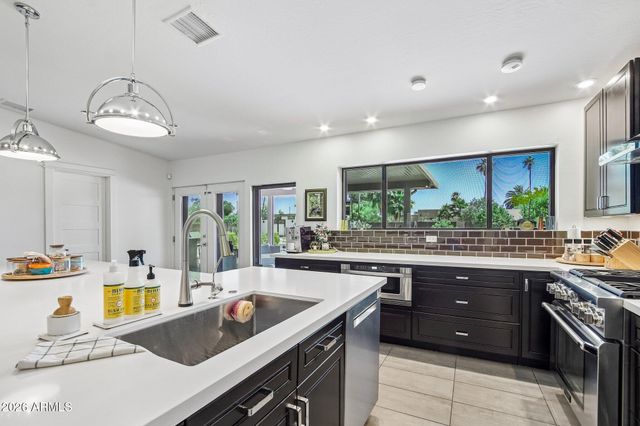 7001 E DREYFUS Avenue, Scottsdale, AZ 85254