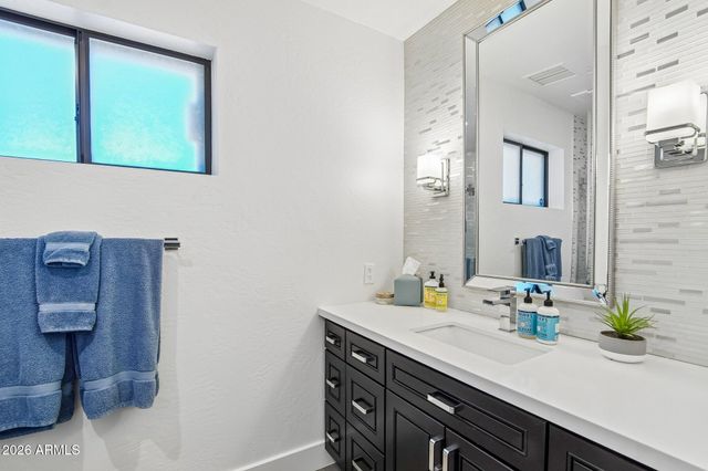 7001 E DREYFUS Avenue, Scottsdale, AZ 85254