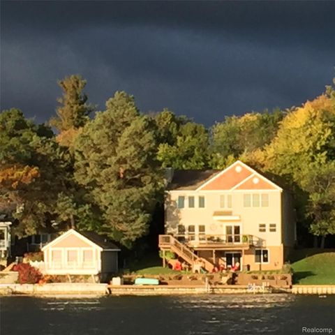 4372 Lamson Drive, Waterford Charter Township, MI 48329