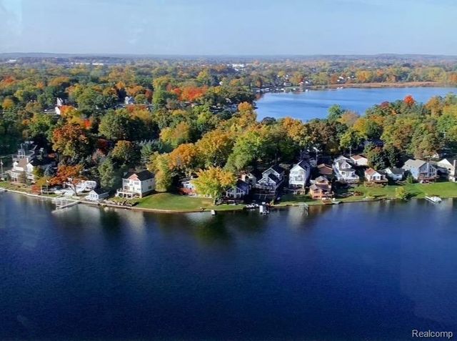 4372 Lamson Drive, Waterford Charter Township, MI 48329