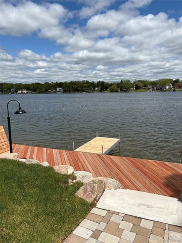 4372 Lamson Drive, Waterford Charter Township, MI 48329