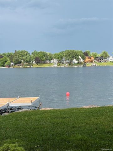 4372 Lamson Drive, Waterford Charter Township, MI 48329