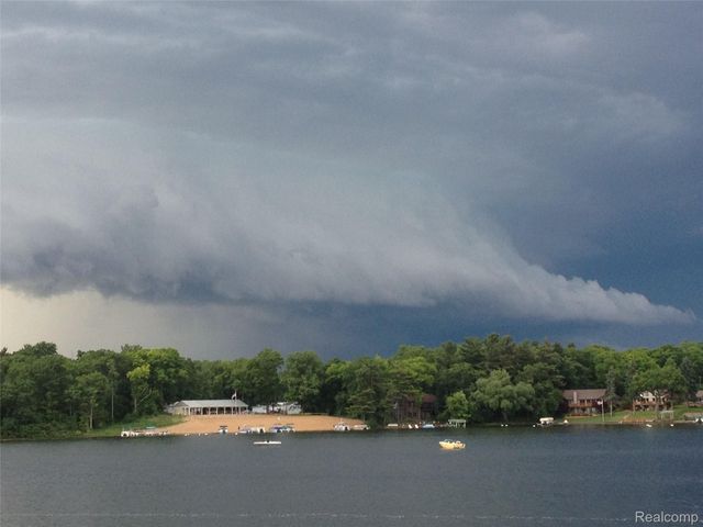 4372 Lamson Drive, Waterford Charter Township, MI 48329