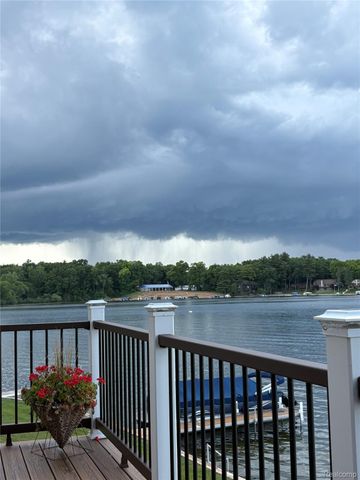 4372 Lamson Drive, Waterford Charter Township, MI 48329