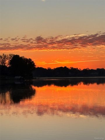 4372 Lamson Drive, Waterford Charter Township, MI 48329