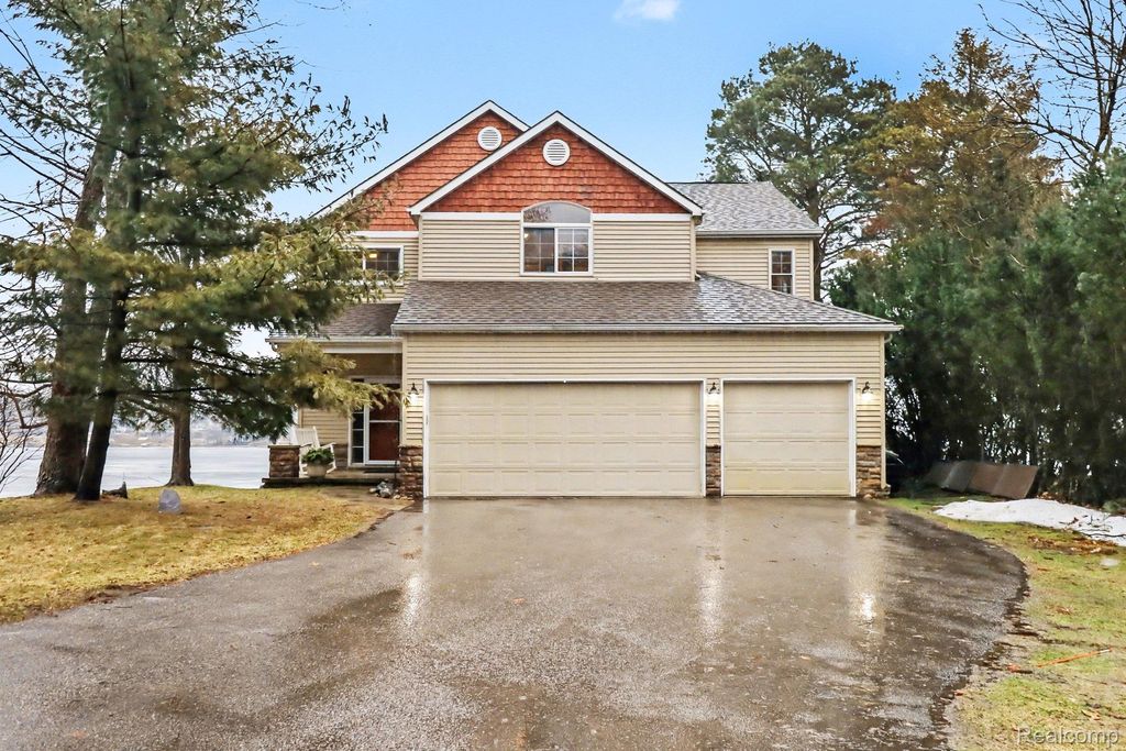 4372 Lamson Drive, Waterford Charter Township, MI 48329