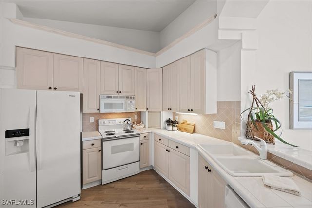 8415 Excalibur CIR B10, Naples, FL 34108