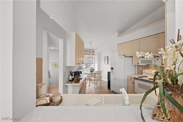 8415 Excalibur CIR B10, Naples, FL 34108