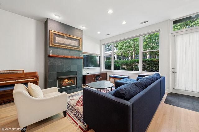 933 N Kingsbury Street, Chicago, IL 60610
