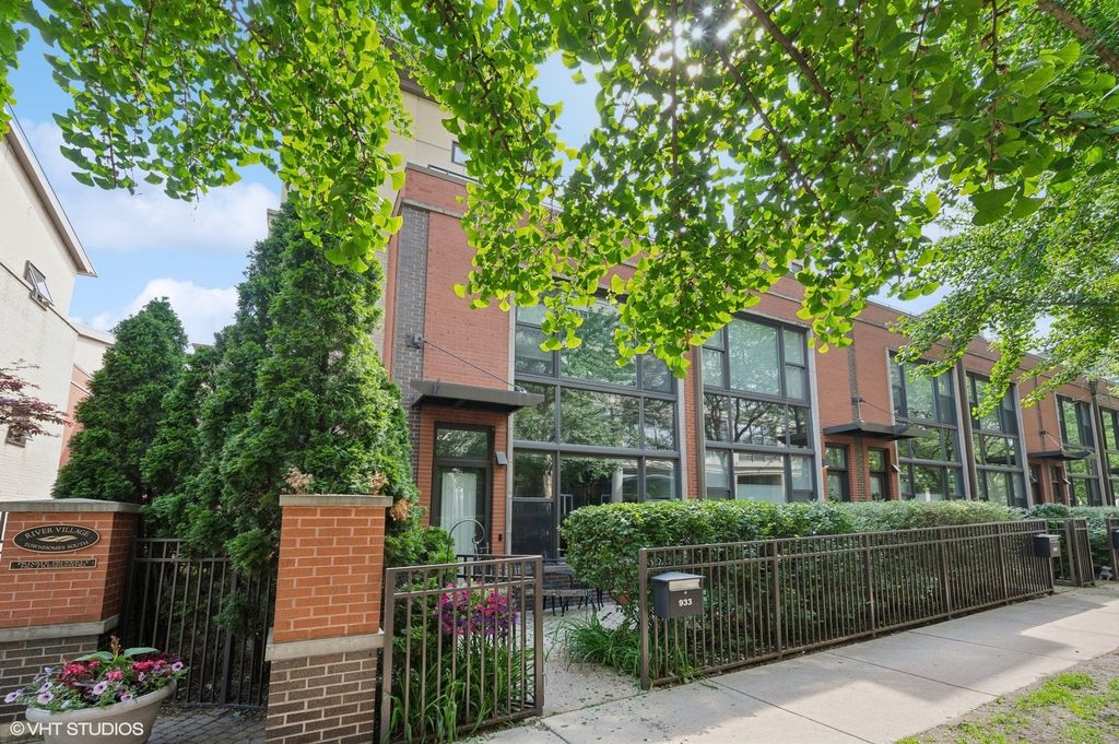 933 N Kingsbury Street, Chicago, IL 60610