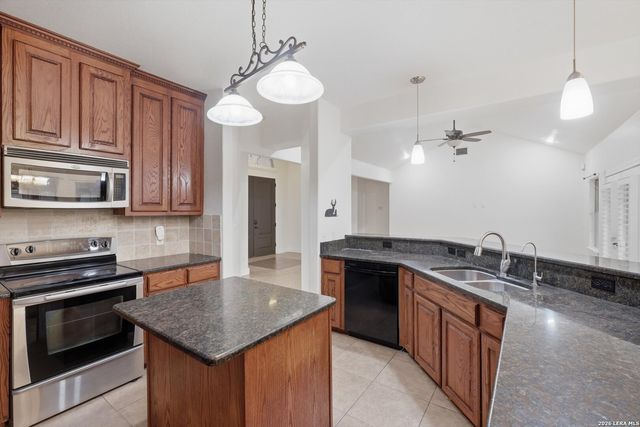 101 lynx, Devine, TX 78016