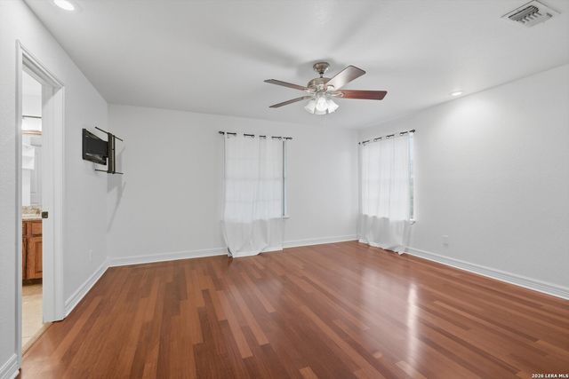 101 lynx, Devine, TX 78016