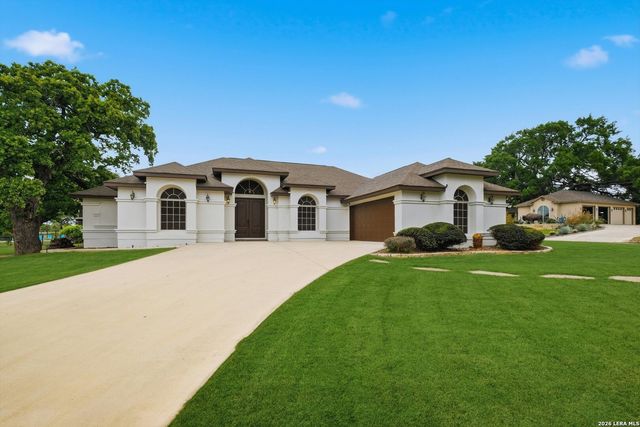 101 lynx, Devine, TX 78016
