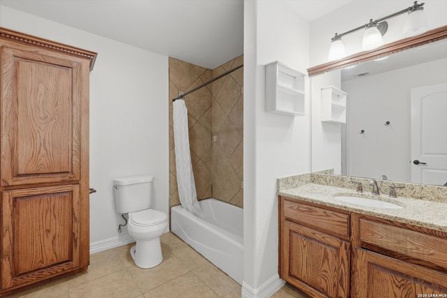 101 lynx, Devine, TX 78016