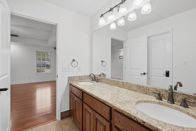 101 lynx, Devine, TX 78016