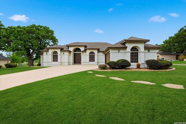 101 lynx, Devine, TX 78016