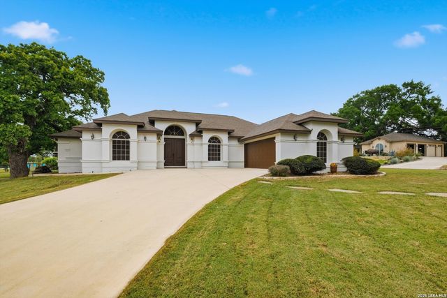 101 lynx, Devine, TX 78016
