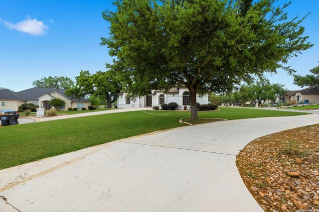101 lynx, Devine, TX 78016