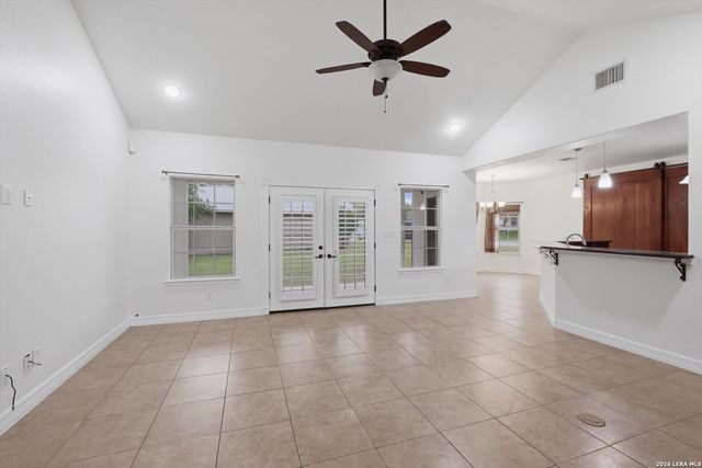 101 lynx, Devine, TX 78016