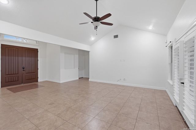 101 lynx, Devine, TX 78016