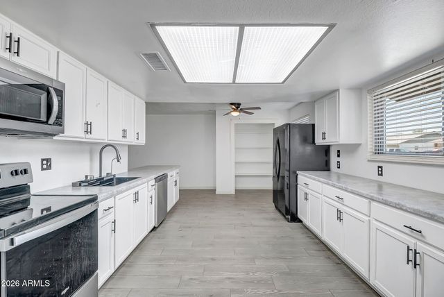 8813 W TURNEY Avenue, Phoenix, AZ 85037