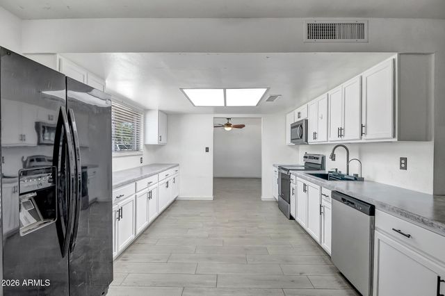 8813 W TURNEY Avenue, Phoenix, AZ 85037