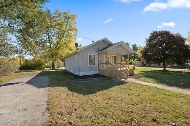 813 Carnation Street SE, Demotte, IN 46310