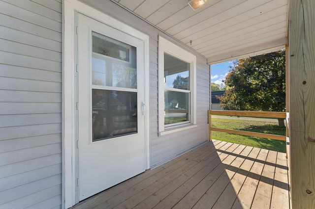 813 Carnation Street SE, Demotte, IN 46310