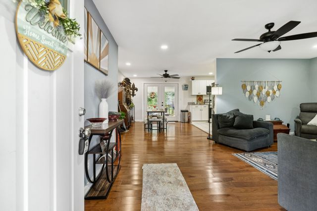 630 Lakeview Cir, Tennessee Ridge, TN 37178