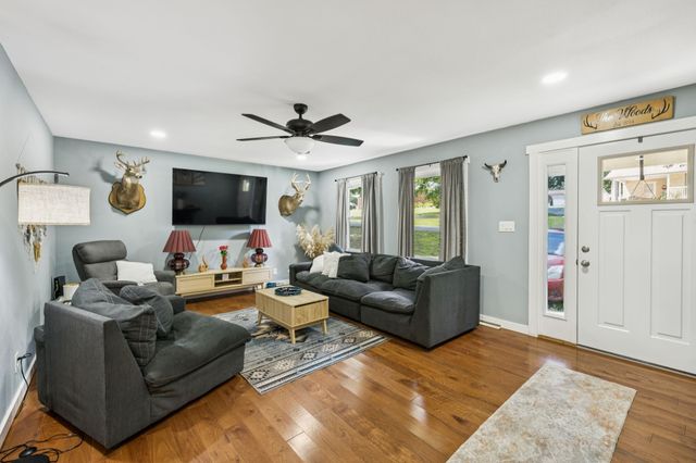 630 Lakeview Cir, Tennessee Ridge, TN 37178